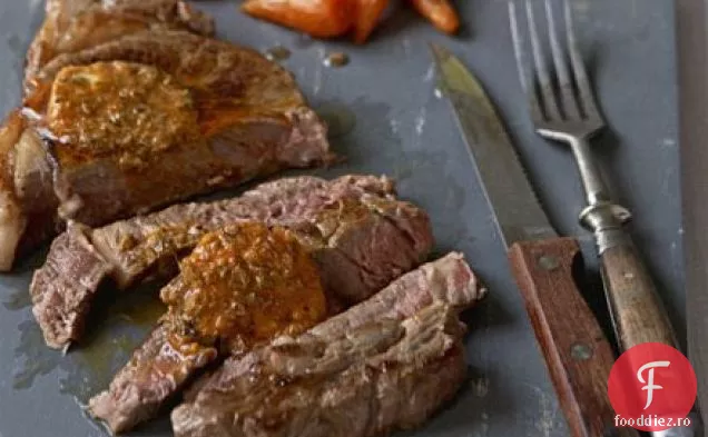 Mușchi cu unt condimentat, salată de șalotă, morcovi prăjiți și piure