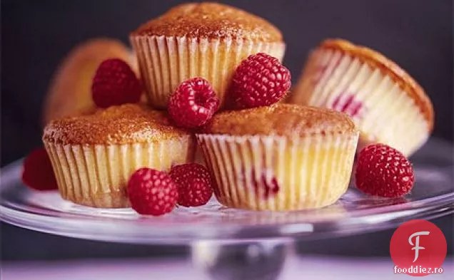 Cupcakes calde de zmeură cu stropi de zahăr portocaliu