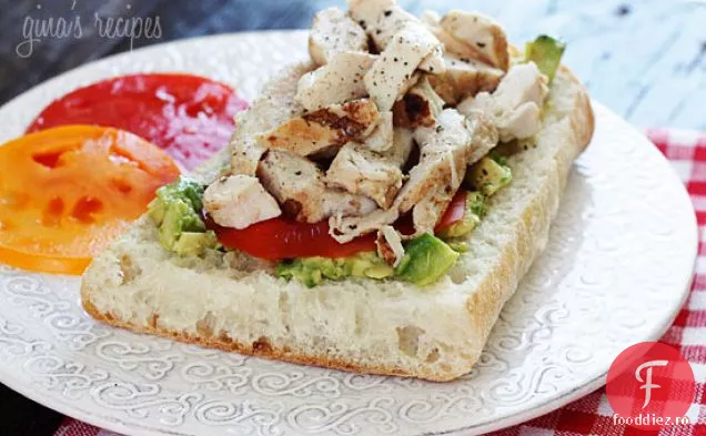 Sandwich De Pui La Grătar Cu Avocado Și Roșii