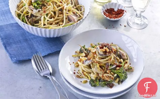 Paste cu nuci de pin, broccoli, sardine și fenicul