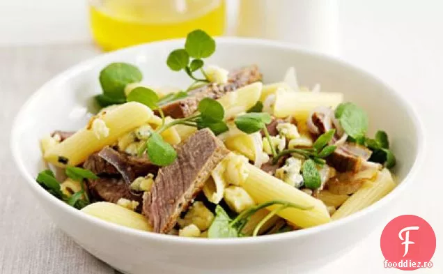 Penne cu friptură la grătar, stilton și șalotă