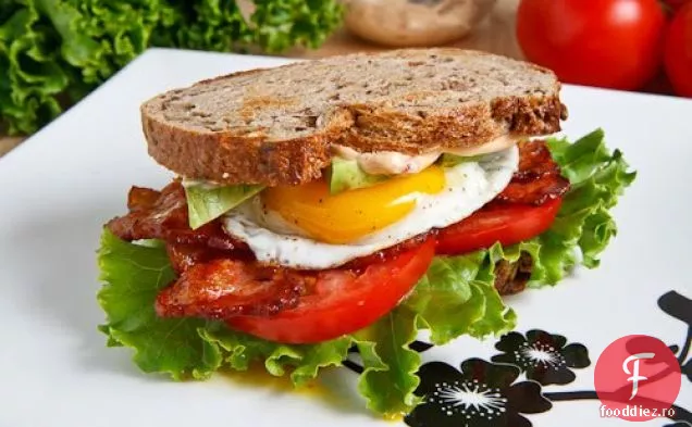Avocado BLT cu ou prăjit și maioneză Chipotle