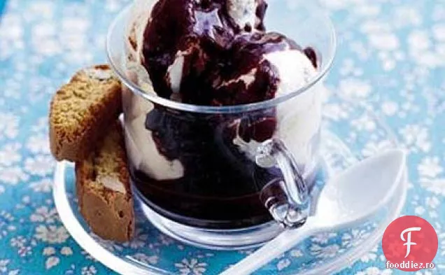 Înghețată biscotti spartă cu mocha fierbinte