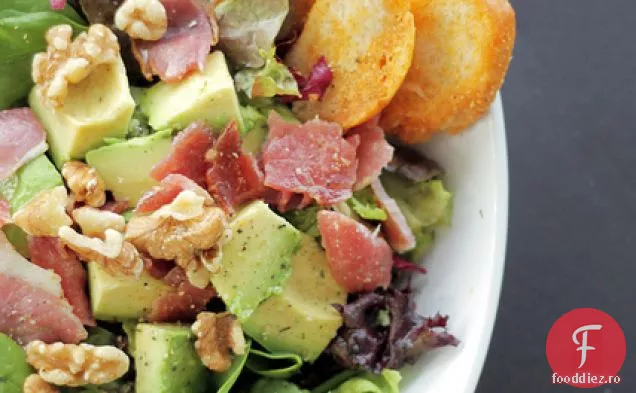 Bacon Afumat, Avocado Și Frunze Mixte