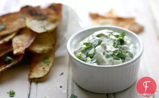 Dip Cremos De Avocado Și Chipsuri De Cartofi Taco Coapte