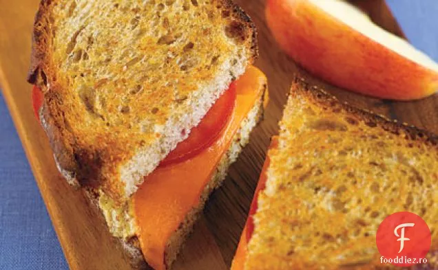 Brânză la grătar și roșii pe secară