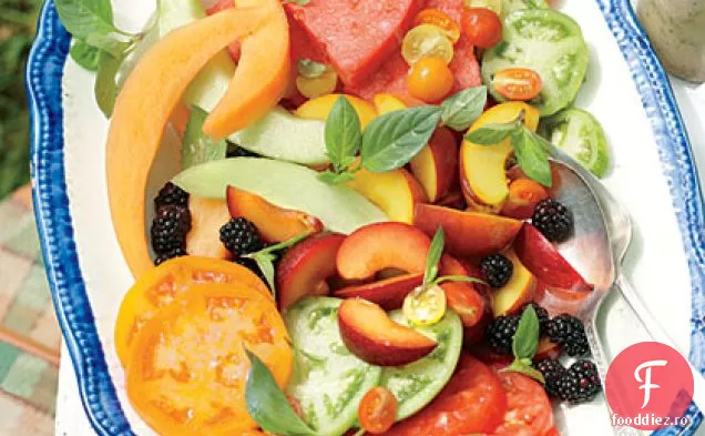 Salată de roșii și fructe