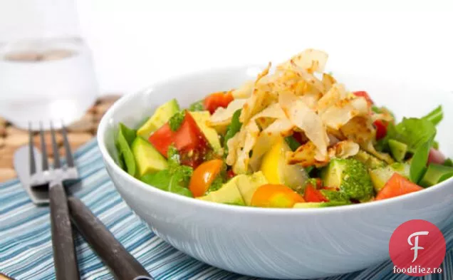 Salată De Roșii Și Avocado Heirloom Cu Wontons Crocante Și Picante