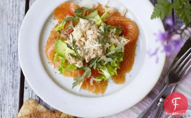 Salată de somon afumat cu pansament de crab
