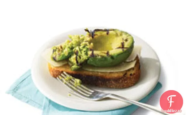 Avocado La Grătar Pe Pâine Prăjită