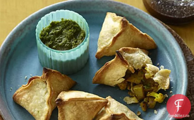 Samosas de cartofi și conopidă condimentate cu două Chutneys