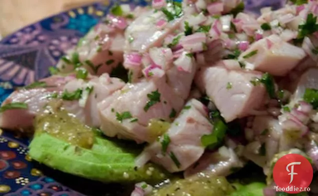 Ceviche Cu Coadă Galbenă Cu Avocado Și Sos Tomatillo