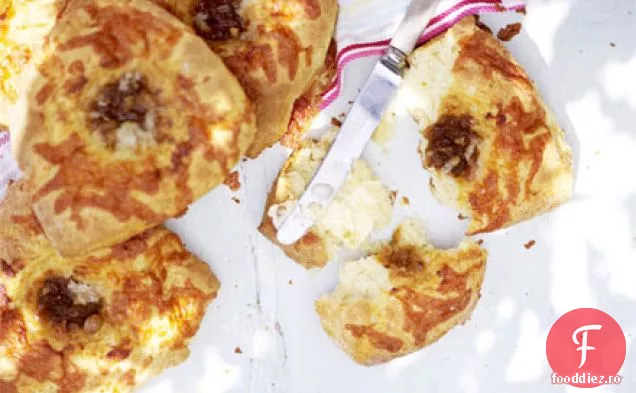 Biscuiți cu brânză și chutney