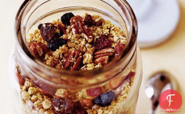 Granola crocantă cu fructe de pădure și cireșe