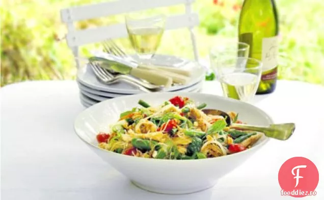 Salată thailandeză de tăiței de pui