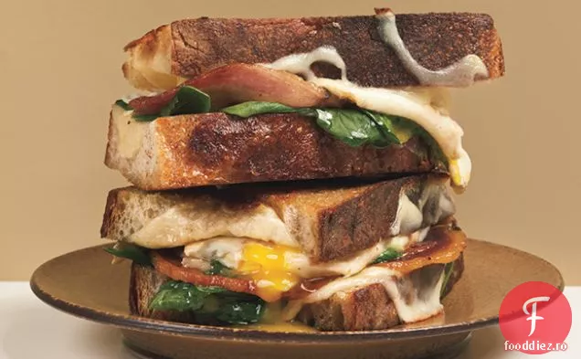 Sandvișuri cu brânză la grătar și ouă prăjite