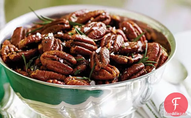 Nuci pecan prăjite cu unt brun cu rozmarin