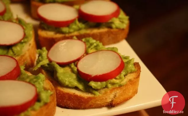 Avocado Și Ridiche Roz Crostini