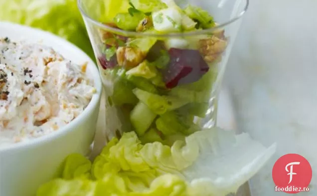 Vase de salată cu sfeclă roșie și mere