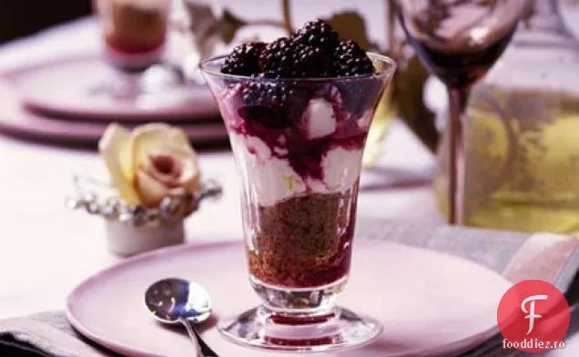 Cheesecake cu fructe de pădure într-un pahar