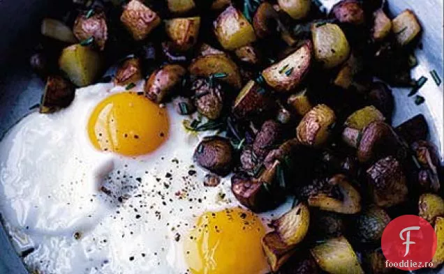 Oua prajite cu cartofi prajiti cu rozmarin