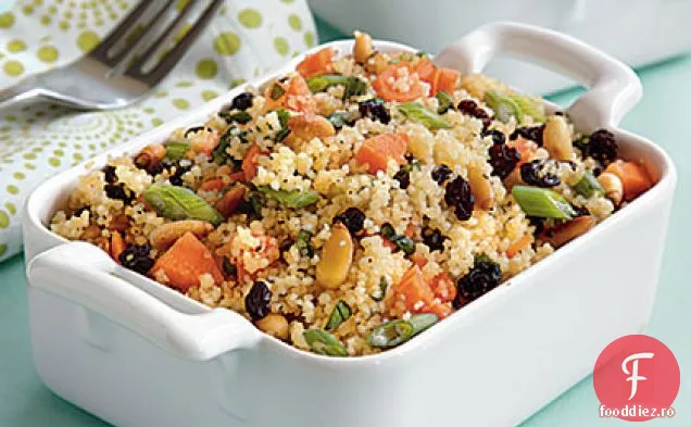 Salată crocantă de cuscus cu coacăze și mentă