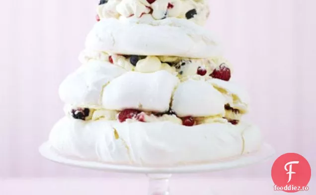 Tort Pavlova cu fructe de padure si crema