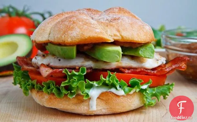Sandviș cu pui la grătar și Club cu Avocado și ceapă caramelizată Chipotle