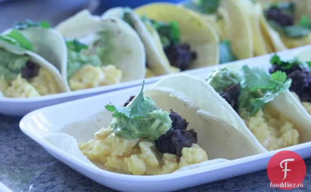 Rancheros Huevos Individual Cu Fasole Neagră Chipotle Și Smântână