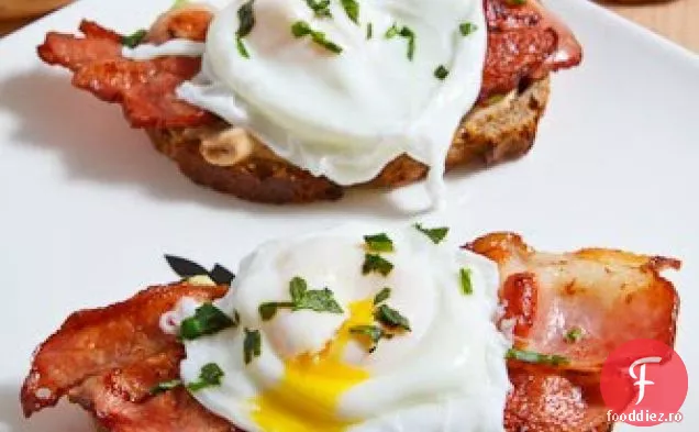 Ou pocat pe pâine prăjită cu maioneză Chipotle, slănină și Avocado