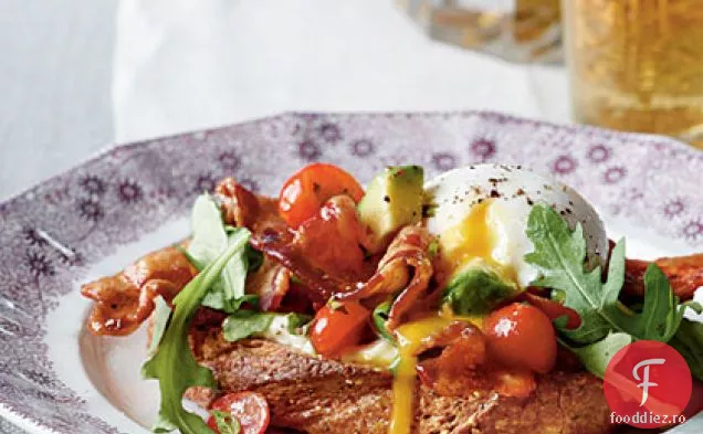 BLT Benedict cu avocado-gust de roșii