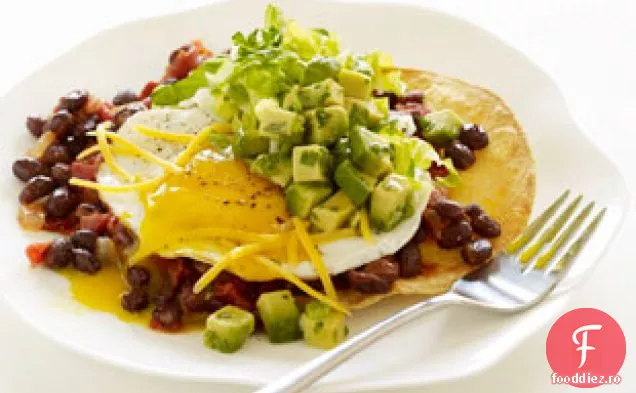 Huevos Rancheros Cu Sos De Fasole Neagră Chipotle Și Salsa De Avocado