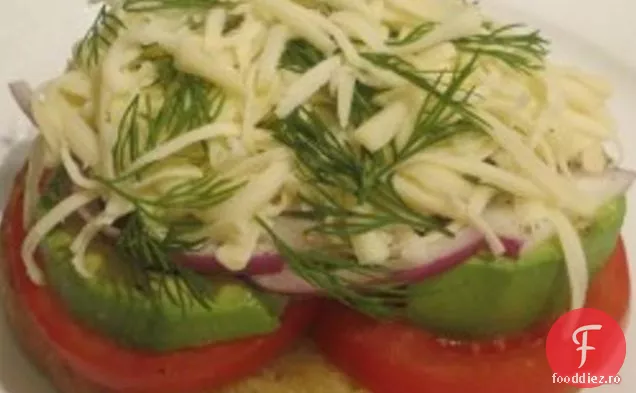 Sandwich Cu Brânză De Soia Cu Roșii De Avocado Și Mărar