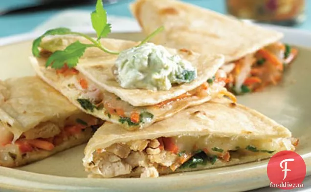Quesadillas de pui cu Salsa de fructe și cremă de Avocado