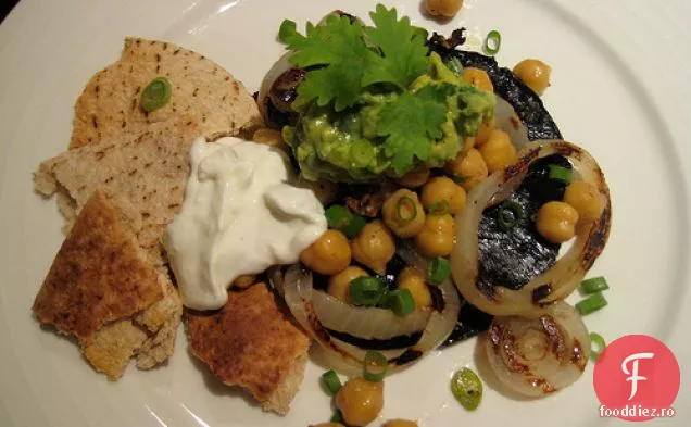 Friptură De Ciuperci Portobello Cu Fasole Garbanzo Și Salsa De Avocado