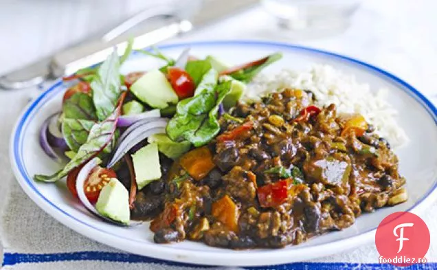Carne de vită Chilli cu fasole neagră și salată de avocado