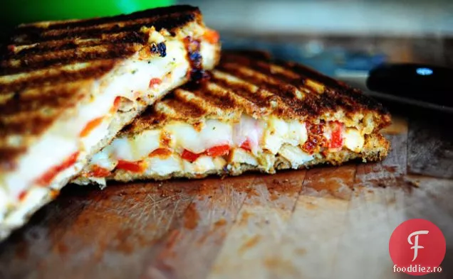 Pui la grătar și Panini de ardei roșu prăjit