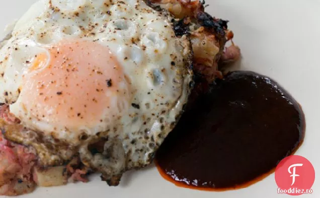 Hash De Vită Corned Cu Ouă Și Ketchup De Ardei Roșu Prăjit