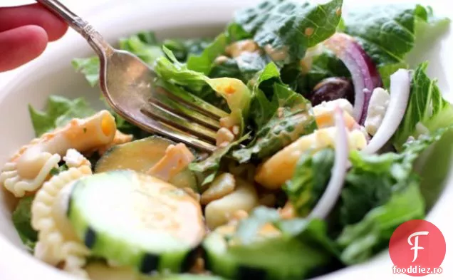 Salata Mediteraneană Perfectă Cu Ardei Roșu Prăjit Cremos