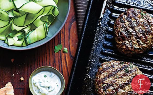 Carne de vită Kefta cu salată de castraveți
