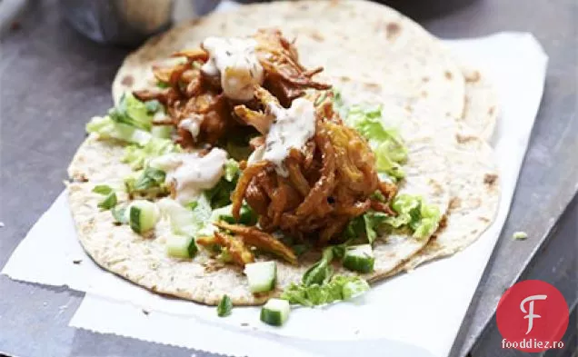 Bhajis de ceapă și nucă cu rotis, raita de mango și salată de mentă