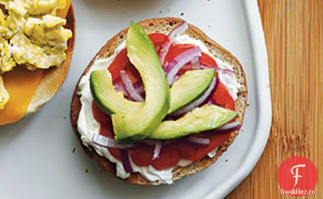 Cremă de brânză, roșii, ceapă roșie și Bagel de Avocado