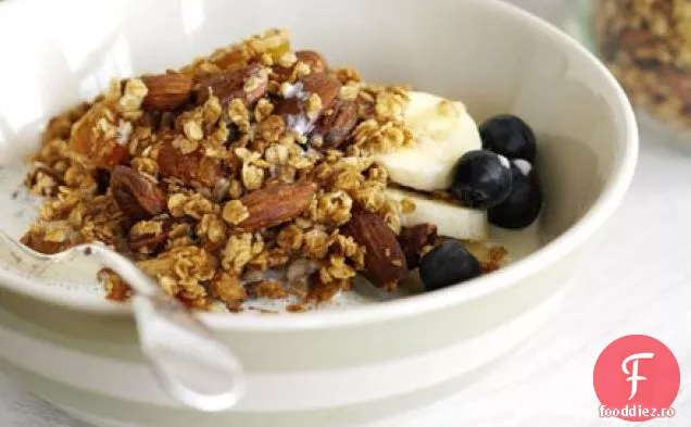 Granola crunch cu miere cu migdale și caise