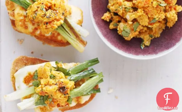 Bruschetta de ceapă de primăvară și Halloumi cu salsa de morcov și șofran