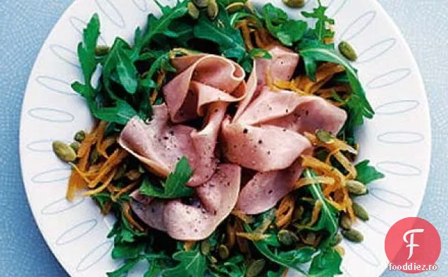 Salată rapidă de rachete, morcovi și șuncă