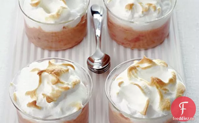 Vase de bezea cu rubarbă și căpșuni