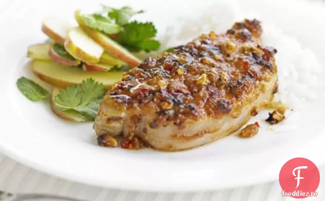 Carne de porc Satay cu salată crocantă de mere