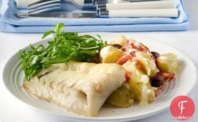 Pește la grătar cu cartofi noi, ardei roșu și salată de măsline