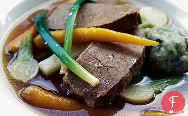 Carne de vită fiartă și morcovi cu găluște de pătrunjel