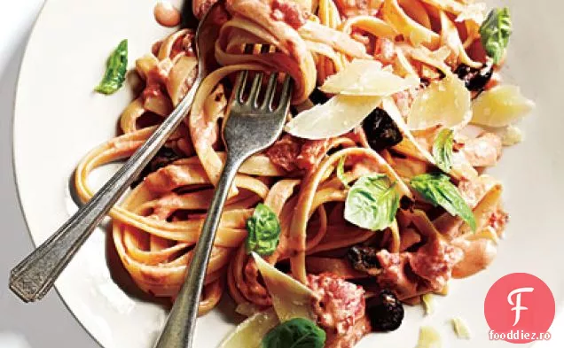 Fettuccine cu sos de roșii